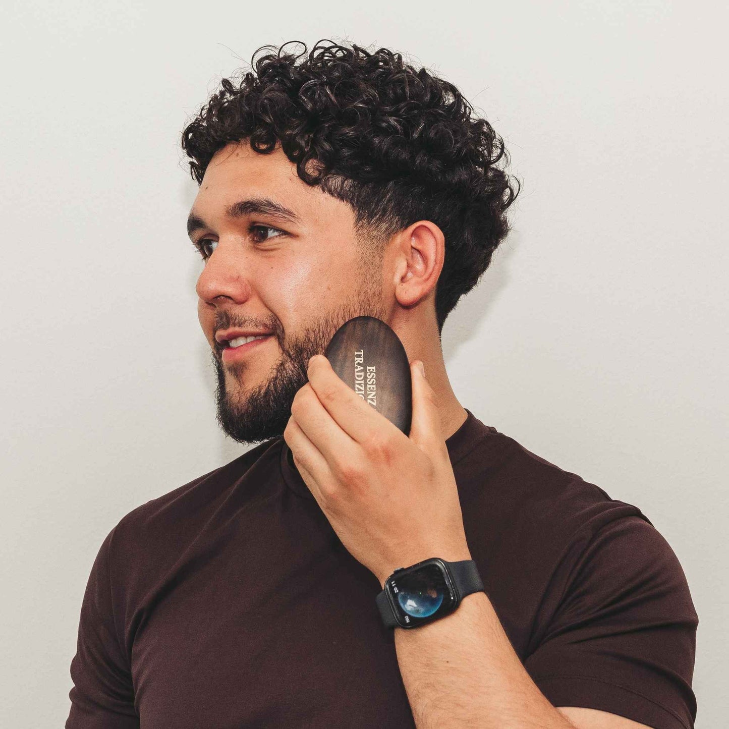 Man Brushing his beard with Essenzo Tradieizoenla Beard Brush